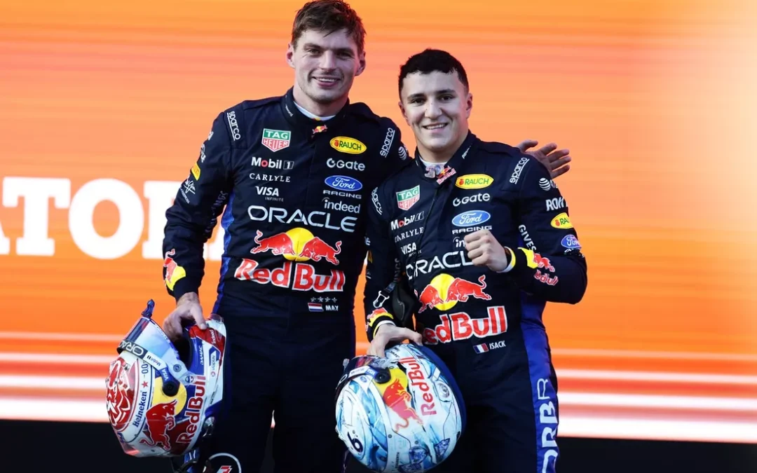 Isack Hadjar et Max Verstappen sur le podium à Baku