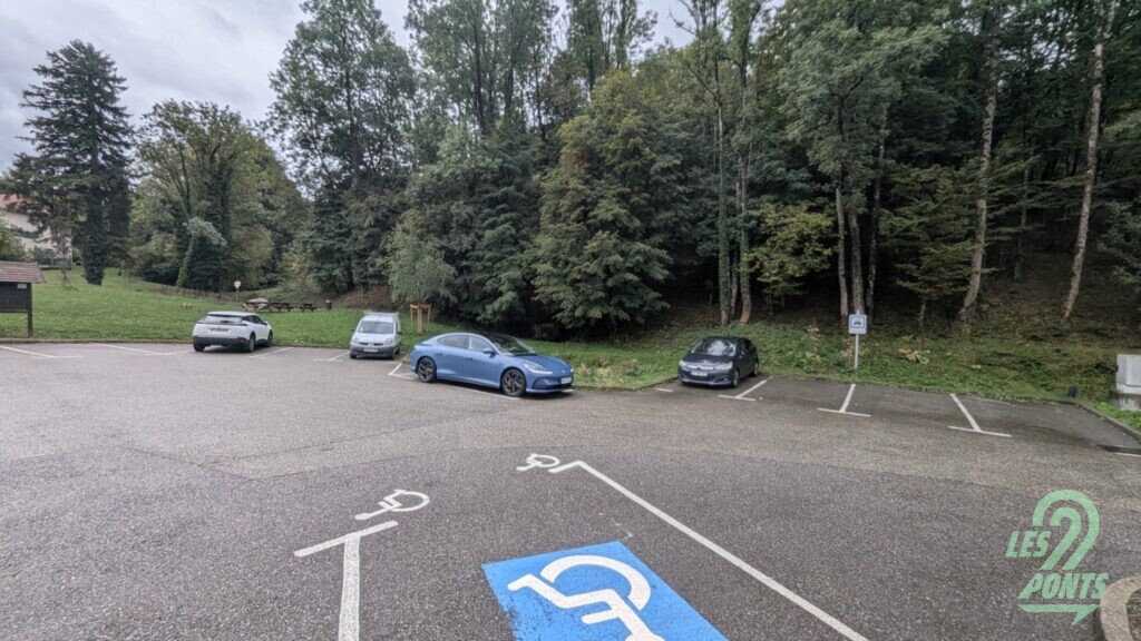 L'auto est ainsi garée, de manière autonome. La position de départ était similaire, devant la place mais auto inversée. 