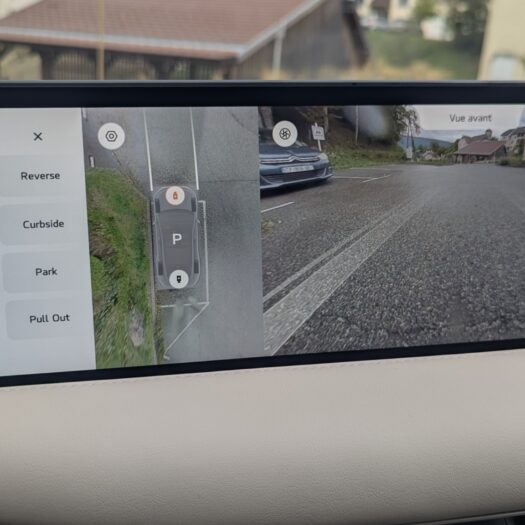 Nous avons ensuite re-testé le système avec le mode "Curbside", pour se rapprocher du trottoir. Mieux, mais l'avant de l'auto déborde toujours sensiblement de la place !