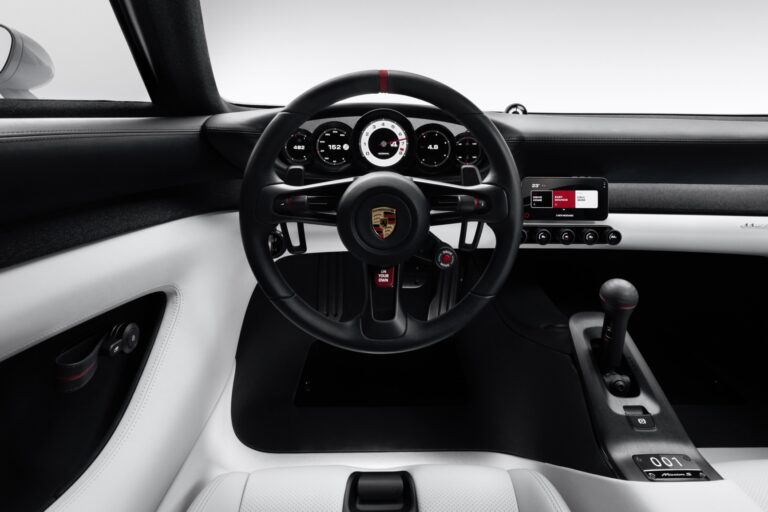 Vue conducteur de la Porsche Mission S