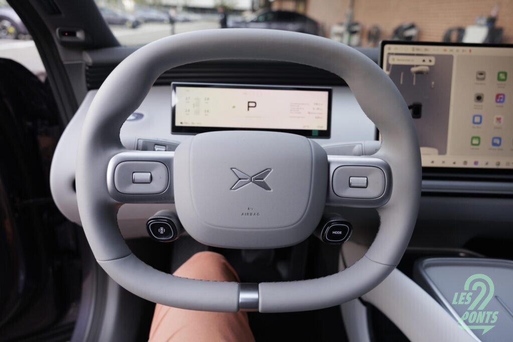 On a cherché longtemps comment régler l'intervalle de distance avec le véhicule de devant, pour le régulateur adaptatif. Finalement, il se cache sur le commodo de gauche du volant, et les deux flèches. Un tel bouton sert aussi au réglage des rétros, entre autres. Un coup à prendre ! 