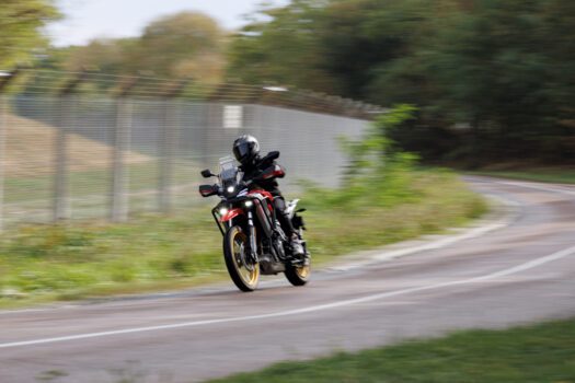 Si les accélérations sont assez linéaires, malgré un meilleur ressenti passé 7 000 tr/min, la QJMotor SRT 450 RX créée de nombreux à-coups d’injection.